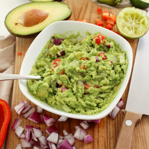 Guacamole dans une assiette