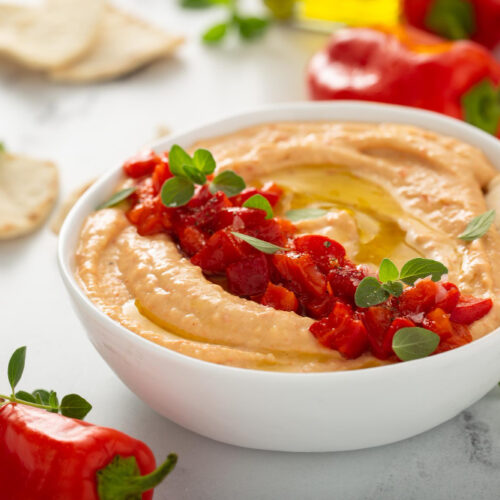 Houmous avec du piment dans un bol