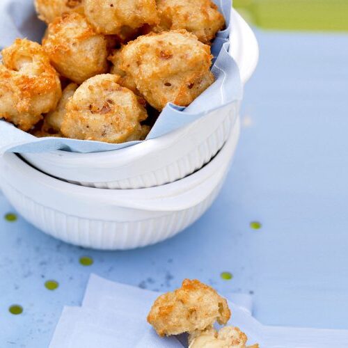 beignets pignatelli dans un bol sur une table