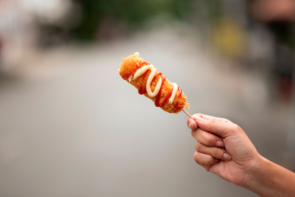 main tenant un corn dog