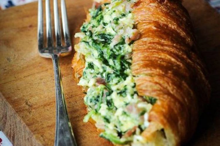 Surprenant : le croissant salé aux oeufs brouillés, bacon et épinards