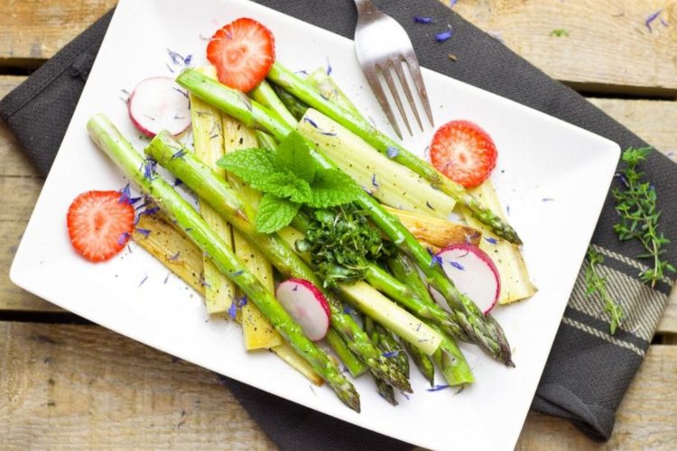 Salade d’asperges et pignons de pin