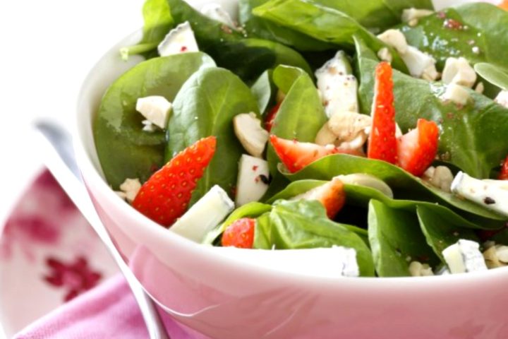 Salades aux épinards, fraises et chèvre frais