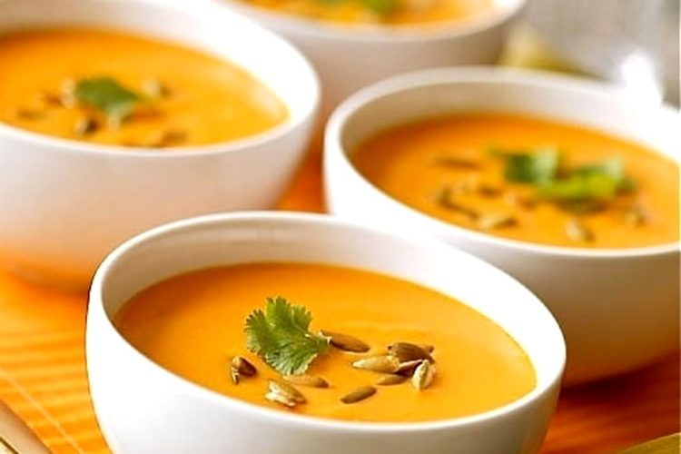 Soupe de courges butternut, lait de coco et coriande