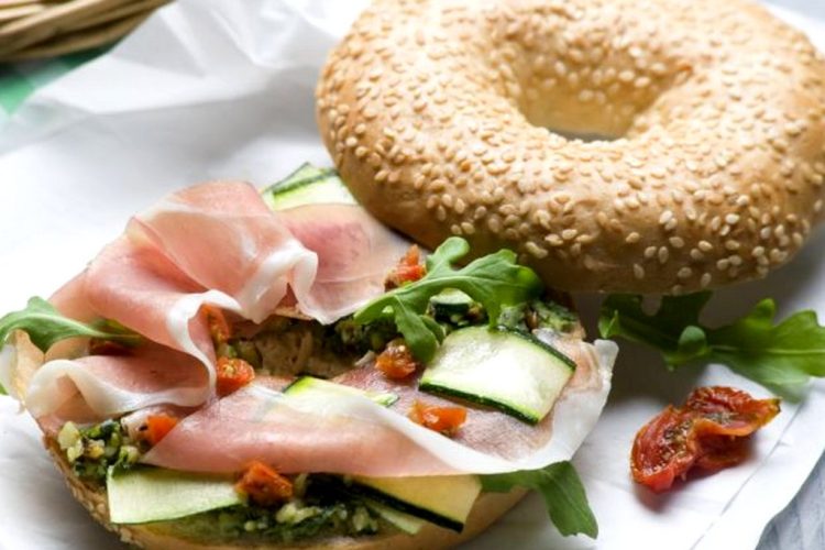 Bagel au parmesan et jambon cru