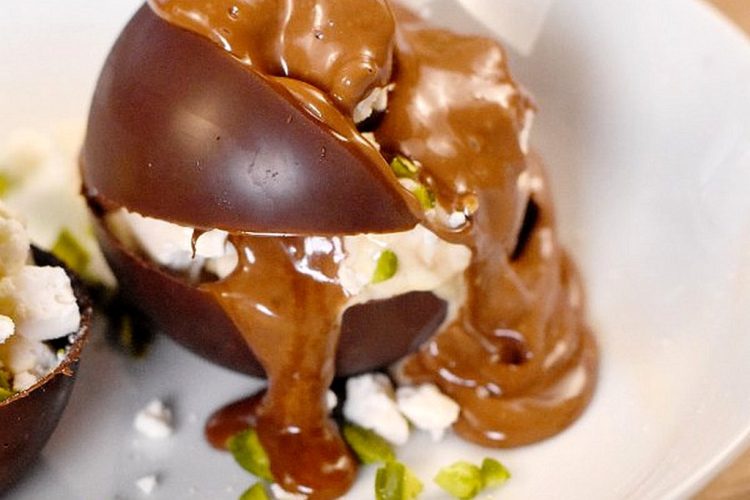 Sphères surprises au chocolat et glace vanille
