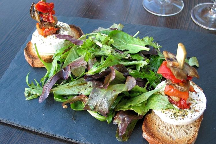 Salade automnale au chèvre chaud, miel et noix