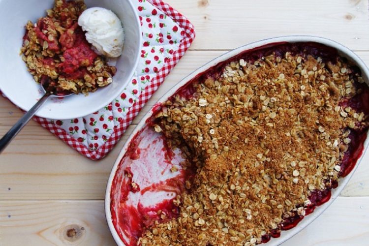 Crumble aux fraises et framboises