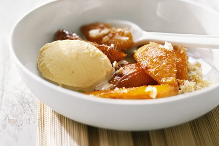 Abricots poêlés et glace amaretti