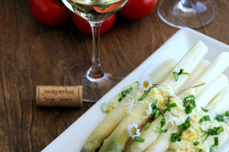 Asperges blanches à l’œuf mimosa et au persil