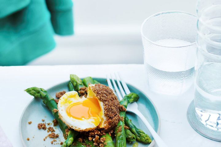 Asperges vertes et œuf pané aux noisettes