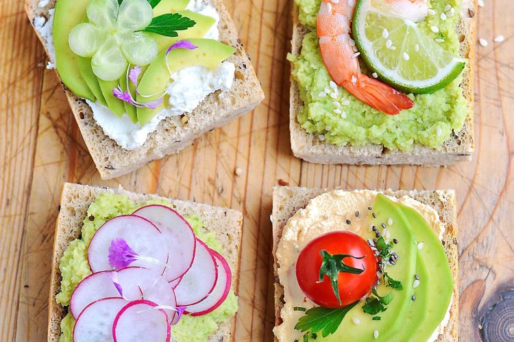 Assortiment de toasts à l’avocat