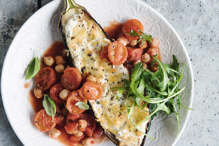 Aubergine farcie à la ricotta, poêlée de tomates cerises