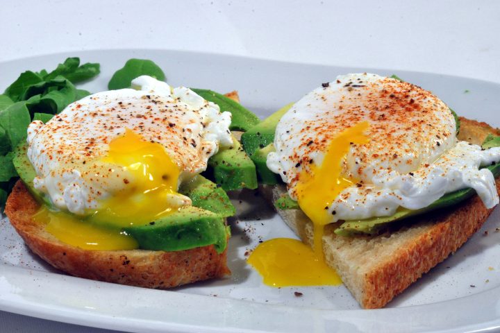 Recette avocado toast et œuf au plat
