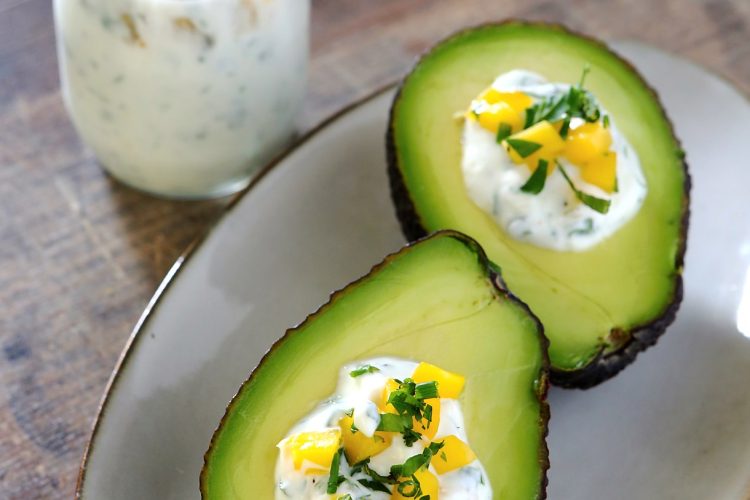 Avocat, sauce yaourt mangue et ail