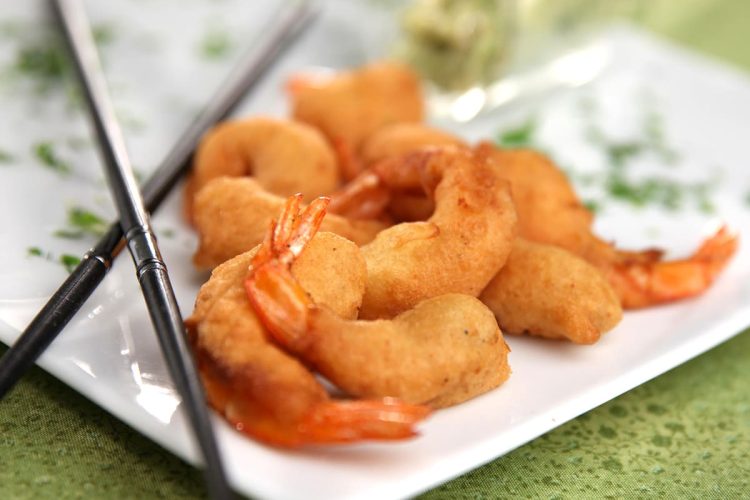Beignets de crevettes en tempura pimentée