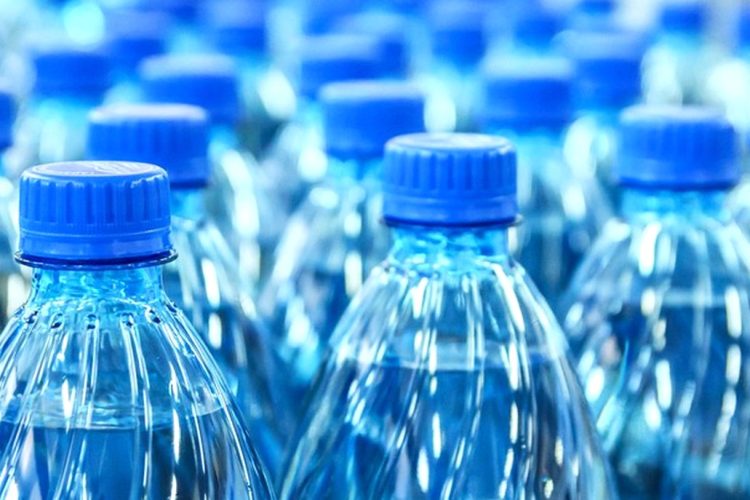 De l’eau en bouteille contaminée au plastique ?