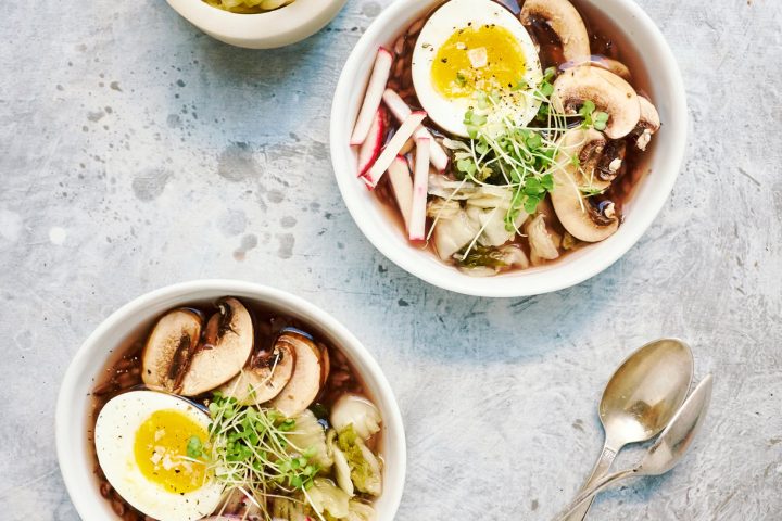 Bouillon aux champignons, radis, orge noir et œuf mollet