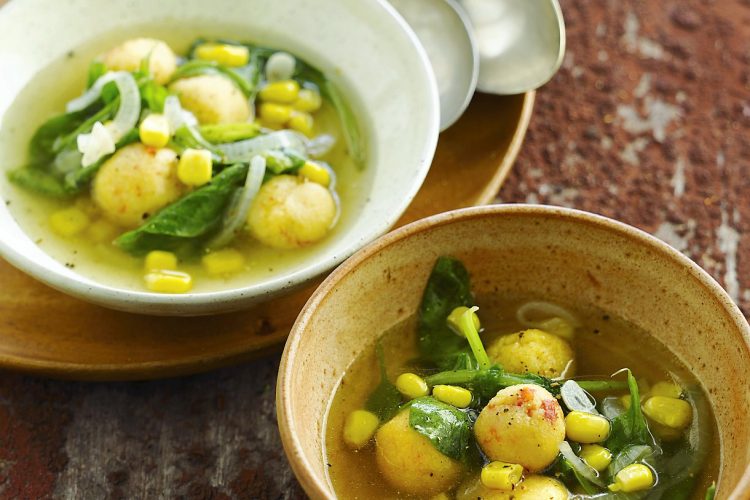 Bouillon d’épinards au maïs et boulettes de polenta