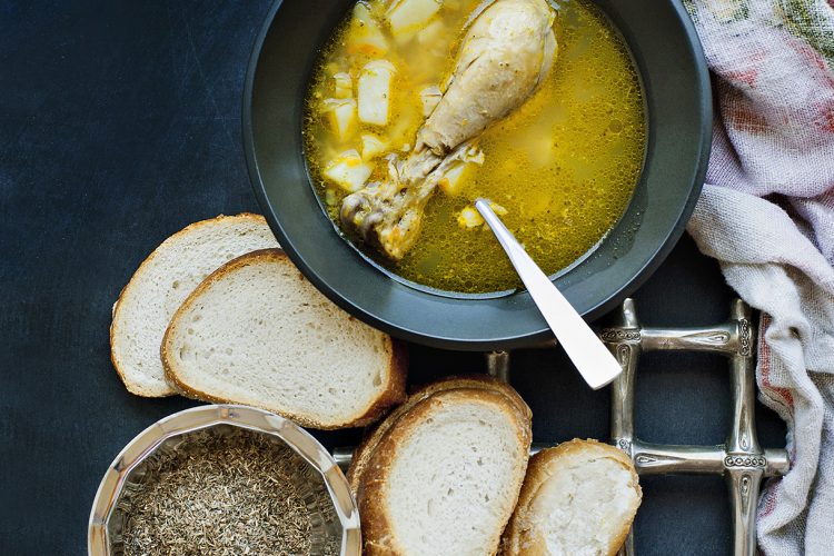 Bouillon de poulet à la pomme de terre et aux épices