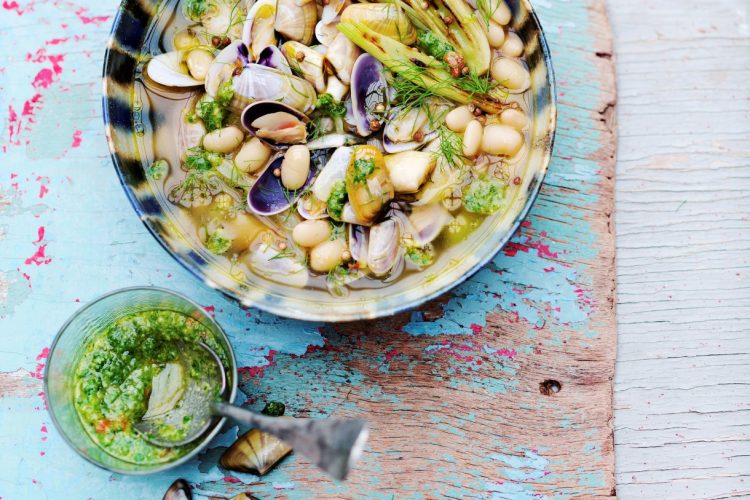 Bouillon de tellines au pesto de céleri vert et cocos de Paimpol