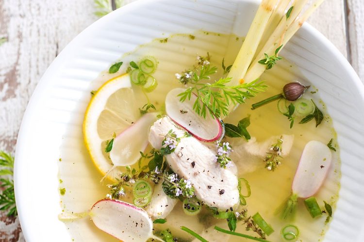 Bouillon de volaille aux radis et à la citronnelle