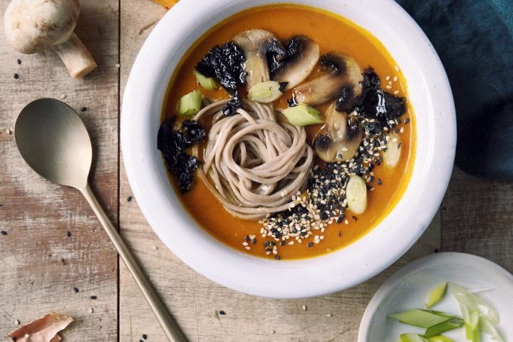 Bouillon miso à la courge, nouilles soba et champignons