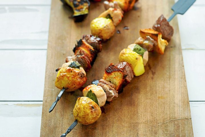 Brochettes de bœuf, poulet et légumes