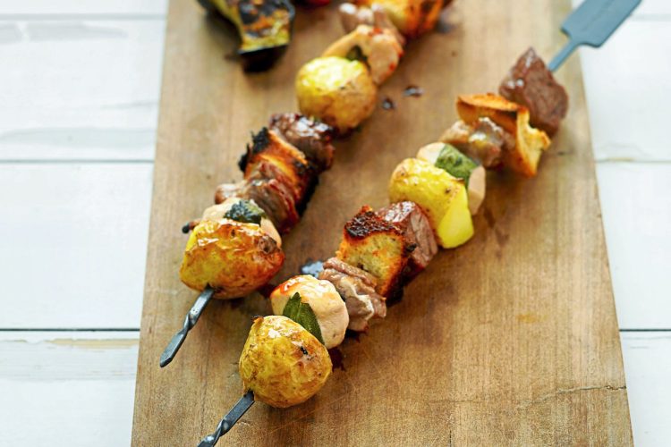 Brochettes de bœuf, poulet et légumes