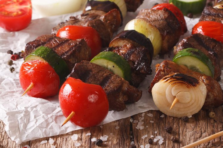 Brochettes de bœuf au poivre vert flambées au cognac