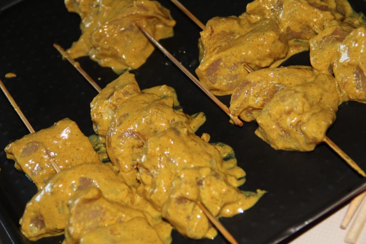 Brochettes de poulet sauce cacahuètes