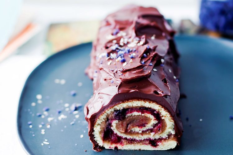 Bûche roulée au chocolat et cerises