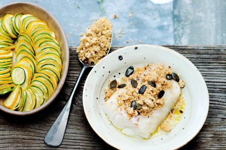 Cabillaud au crumble de noisette, tian de courgettes au citron