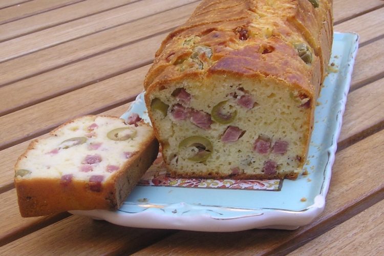 Cake salé au jambon et aux olives