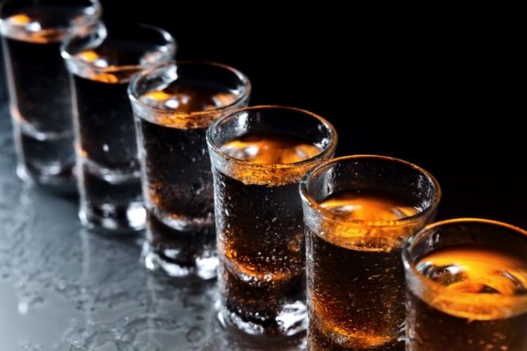 Top 5 des alcools donnant le plus de boutons