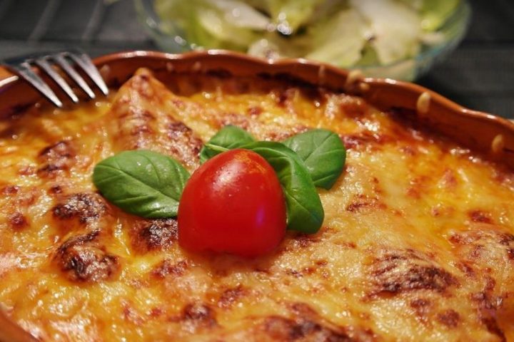 Tarte aux tomates, fromage et basilic