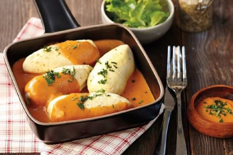 Quenelles à la sauce tomates et olives