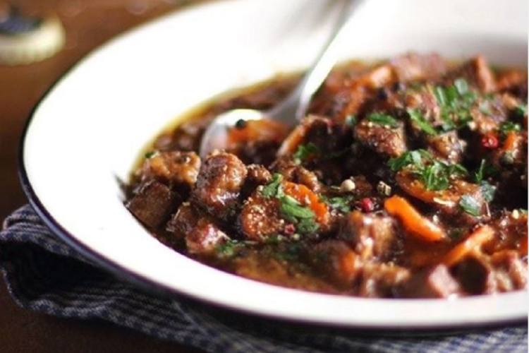 Daube de gibier au vin rouge et saint nectaire