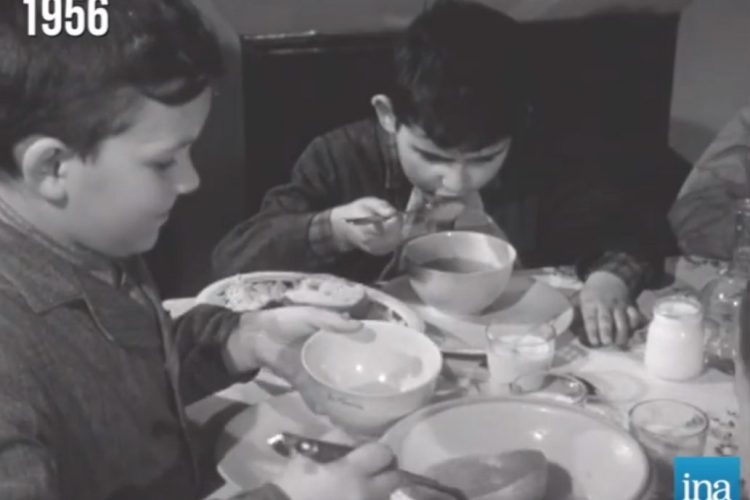 En 1956, quand l’alcool était présent à la cantine de nos écoles… (vidéo)