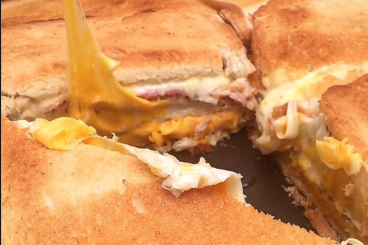 « Croque-cordon bleu » géant au cheddar fondu (vidéo)