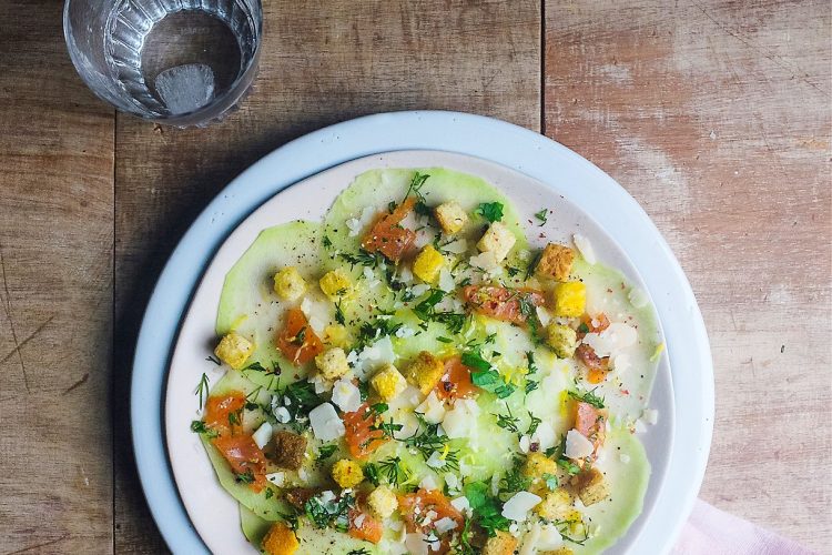 Carpaccio de chou-rave, croûtons et truite fumée