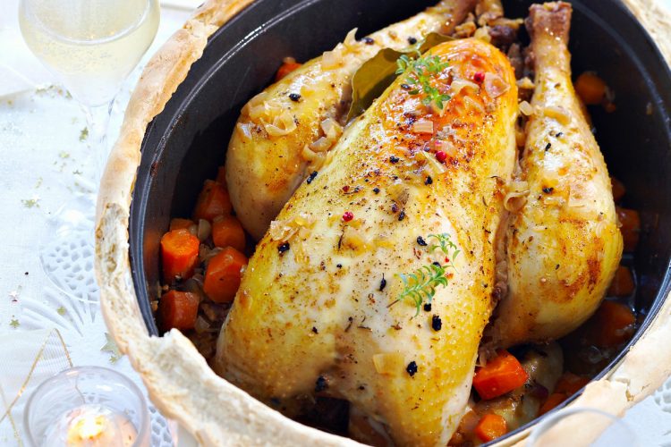 Chapon en cocotte lutée, farci au foie gras et truffé