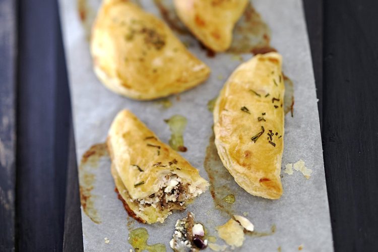 Chaussons aux anchois, feta et olives