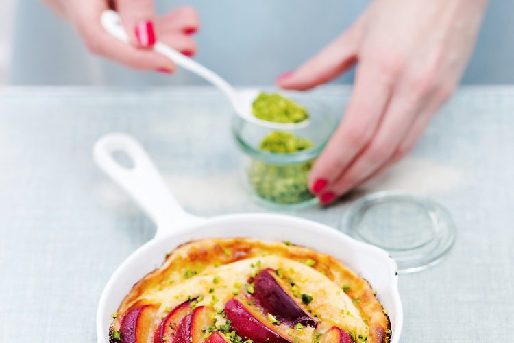 Clafoutis aux prunes et éclats de pistaches