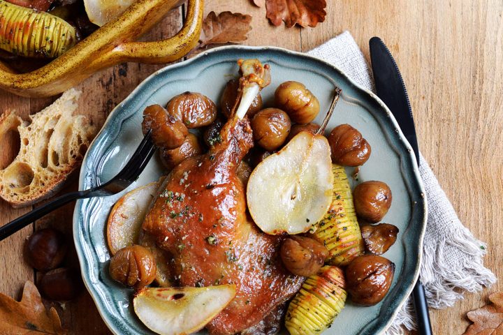 Confit de canard aux châtaignes, poires et pommes de terre