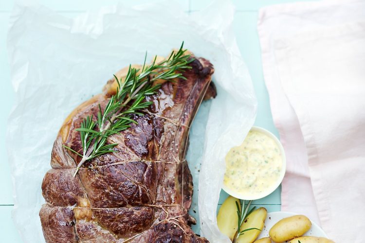 Côte de bœuf vapeur au thym et sa sauce aux herbes