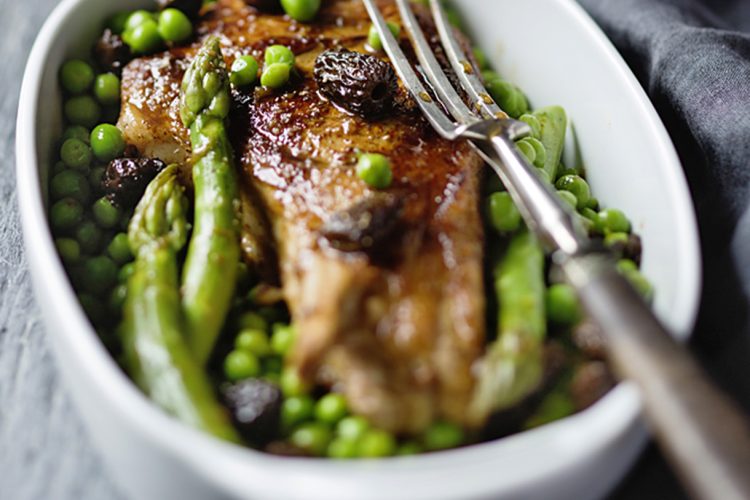 Côtes de veau aux petits pois, asperges et morilles