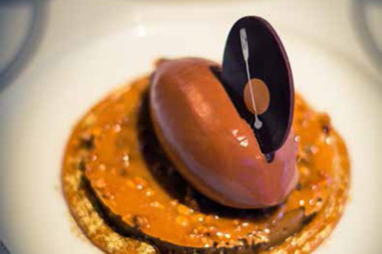 Crème au moka, ganache moelleuse aux épices et chocolat, sauce caramel mou