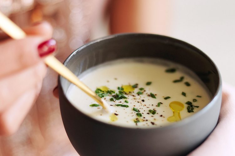 Crème de chou-fleur à la ciboulette et au poivre