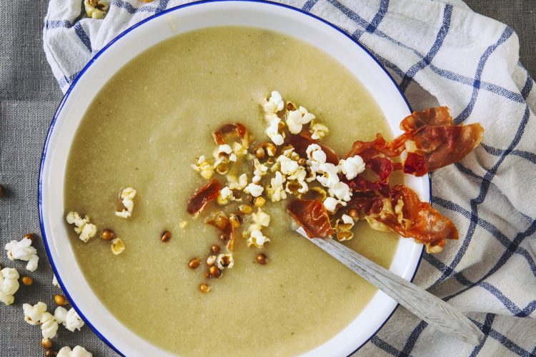 Crème de chou-fleur au bacon et au pop-corn